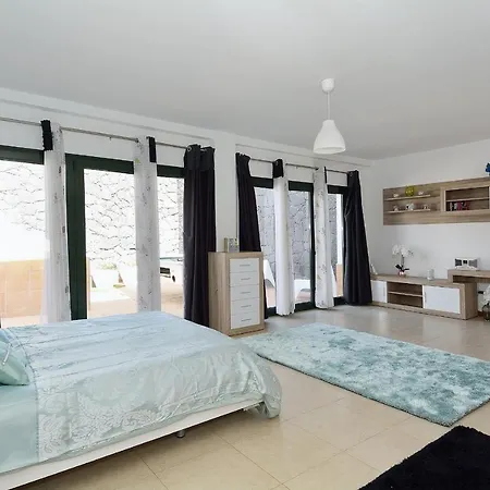 Casa Lottie - 5 Bed Private Pool Lanzarote 别墅